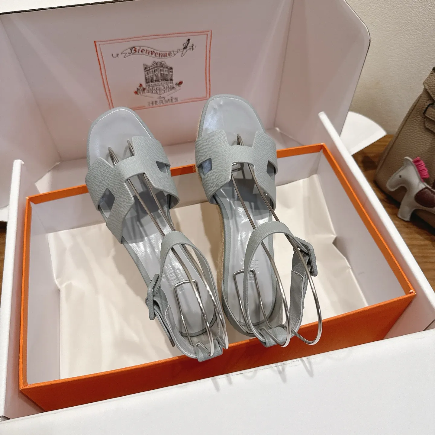 👟👟Ex-factory price 720👟👟 Hermes... a Eclair 2025 new color + popular series, the version is super positive, with a certain thickness, which makes the legs longer! Breathable, comfortable calfskin, spring and summer color matching, this item is both beautiful and comfortable! Channel supply code size: 35-39 can be ordered as 40.41 with airplane box ➕20